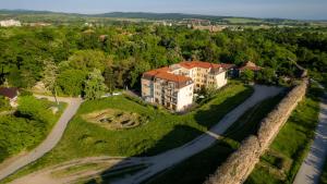 una vista aerea di una grande casa con strada di C Comfort Hotel & Wellness a Hisarya