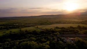 una vista aerea di un campo con il tramonto sullo sfondo di C Comfort Hotel & Wellness a Hisarya