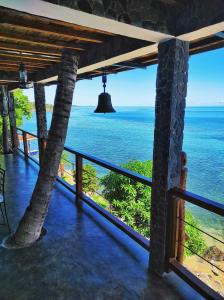 Cette chambre offre une vue sur l'océan. dans l'établissement Villa Nautilus, à Nosy Komba