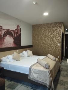 Giường trong phòng chung tại Hotel Hercegovina