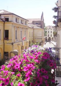 a bunch of pink flowers on a balcony at Relais Santa Corona in Vicenza