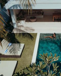 Ein Mann im Pool einer Villa in der Unterkunft Kalea Villas in Kuta Lombok