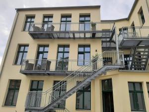 apartamentowiec z wyjściem przeciwpożarowym w obiekcie "HOGULU" Brandenburg, Im Herzen der Altstadt, Stilvoll, Küche w mieście Brandenburg an der Havel