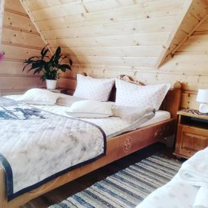 una camera da letto con letto in una camera in legno di Domki i Apartamenty Krupa Ciche a Zakopane