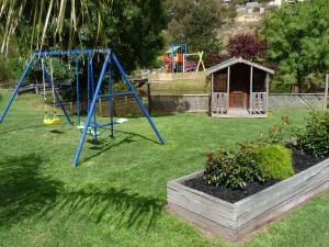 un cortile con altalena e parco giochi di Barwon Valley Lodge a Geelong