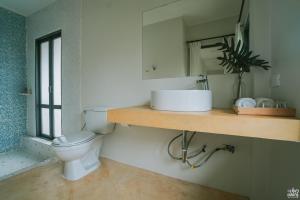 A bathroom at Ohana Resort and Restaurant