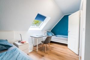 En eller flere senger på et rom på Ferienhaus Steuerbord mit Kamin und Terrasse - 4 Sterne DTV-Klassifizierung