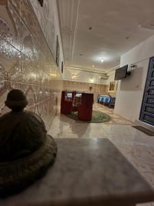 eine Lobby mit einem Tisch und einem Sofa in einem Zimmer in der Unterkunft Dar Tanger Medina in Tangier