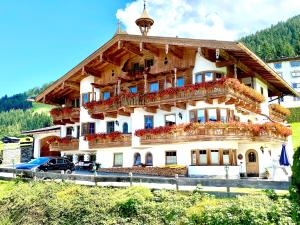 un gran edificio con flores en sus balcones en Hotel Landhaus Marchfeld, en Oberau