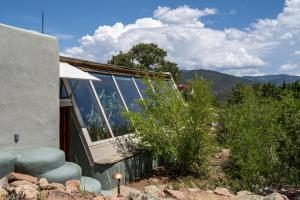 Earthship retreat + 2 spas + incredible views. في سانتا فيه: منزل مطل على الجبال