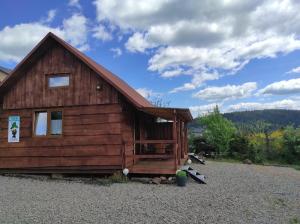 una piccola cabina in legno con tetto di Zakątek Włóczykija a Cisna