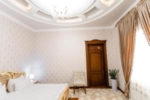 una camera con letto e lampadario a braccio di Guest House Diyor Gold a Samarkand