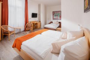 A bed or beds in a room at Hotel Künstlerhaus