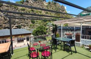 d'une terrasse avec une table et des chaises sur un balcon. dans l'établissement Alberg Els Andes, à Andorre-la-Vieille