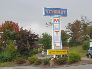 Znak dla motelu Starrett na ulicy w obiekcie Stardust Motel - Bedford w mieście Halifax