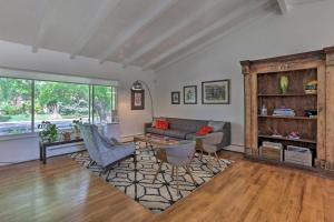 Area tempat duduk di Vibrant Wheat Ridge Gem - 12 Mi to Dtwn Denver!