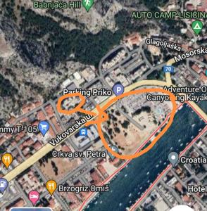 a map of a parking lot with an orange arrow at Apartman Nela in Omiš