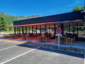 Un restaurante u otro lugar para comer en Akena Molinges - La Brocatelle