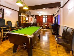 Old Oak Tree Inn में एक बिलियर्ड टेबल