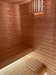 - un sauna avec un banc dans une pièce en bois dans l'établissement B&B Stari Mlin - Vecchio Mulino, à San Giorgio