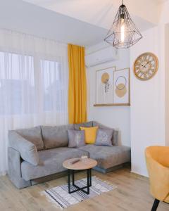 Uma área de estar em Serenity Downtown Apartments Ohrid