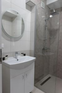 Um banheiro em Serenity Downtown Apartments Ohrid