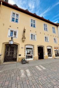 un grande edificio giallo con finestre e porte bianche di Villa Einhorn: Ruhe Oase mitten im Zentrum a Goslar