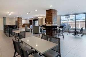 Hotel LeBlanc Best Western Signature Collection tesisinde bir restoran veya yemek mekanı