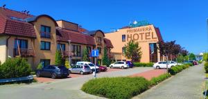 un hôtel avec des voitures garées dans un parking dans l'établissement PRIMAVERA Hotel & Congress centre, à Plzeň