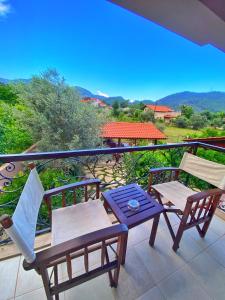 einen Balkon mit 2 Stühlen und einem Tisch in der Unterkunft Gocek Arion Hotel in Göcek