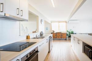 Dapur atau dapur kecil di Azure Absolute Beachfront I Pet Friendly