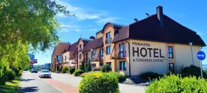 un panneau d'hôtel sur un bâtiment situé dans une rue dans l'établissement PRIMAVERA Hotel & Congress centre, à Plzeň