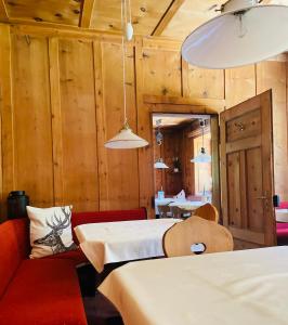 a room with two beds and a red couch at Glacier Rock guesthouse in Solda