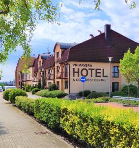 un panneau d'hôtel devant un bâtiment dans l'établissement PRIMAVERA Hotel & Congress centre, à Plzeň