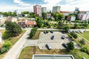 widok z powietrza na parking w mieście w obiekcie Hotel Krystal w mieście Hodonín