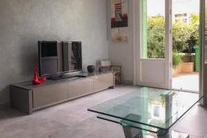 Uma TV ou centro de entretenimento em Charming townhouse with garden in the City of Love