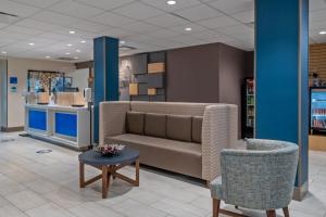 Зображення з фотогалереї помешкання Holiday Inn Express Hotel & Suites Woodbridge, an IHG Hotel у місті Вудбридж