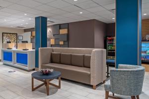 Зона вітальні в Holiday Inn Express Hotel & Suites Woodbridge, an IHG Hotel