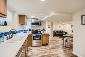 Cuina o zona de cuina de Sloans Lake Getaway - Basement Apartment Near Broncos and Downtown Denver