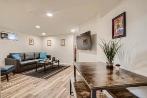 Zona d'estar a Sloans Lake Getaway - Basement Apartment Near Broncos and Downtown Denver