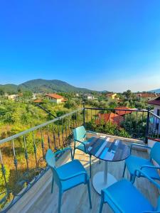 einen Balkon mit Stühlen und einem Tisch mit Aussicht in der Unterkunft Gocek Arion Hotel in Göcek