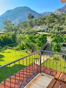 einen Balkon mit Park- und Bergblick in der Unterkunft Gocek Arion Hotel in Göcek