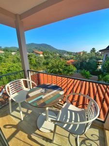 eine Terrasse mit 2 Stühlen und einem Tisch auf dem Balkon in der Unterkunft Gocek Arion Hotel in Göcek