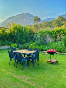 einen Picknicktisch und Stühle im Hof in der Unterkunft Gocek Arion Hotel in Göcek