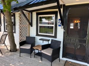 Ruang duduk di The Coastal Cabins in New Brunswick