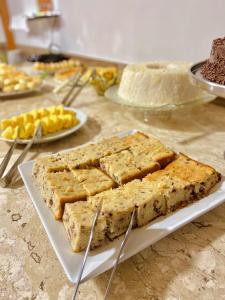 une assiette de nourriture sur une table avec des gâteaux dans l'établissement Hotel Porto Salvador, à Salvador