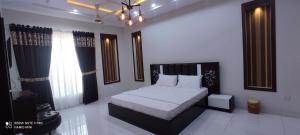 Tempat tidur dalam kamar di Travelodge Guesthouse