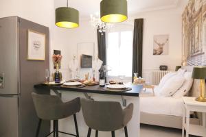 una cucina e un soggiorno con tavolo e sedie di La Marquise - Cosy Flat - Jacuzzi - Senlis a Senlis