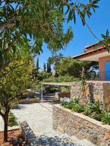 גינה חיצונית ב-Villa-Agave , by the sea in Porto-Rafti outside Athens