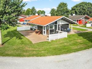 een uitzicht op een huis met een oranje dak bij Holiday home Aabenraa LIX in Aabenraa